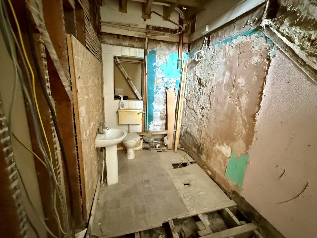 Lot: 40 - THREE-BEDROOM MAISONETTE FOR COMPLETE REFURBISHMENT - Former bathroom with W.C.